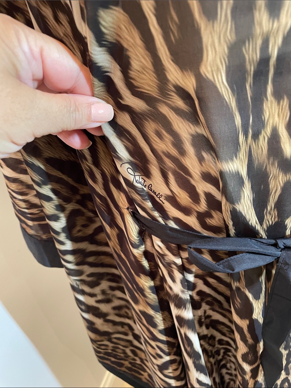 Roberto Cavalli Gold-Emblem Leopard Print in beige , Brown and Black - Picture 5 of 8